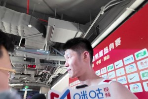 太尴尬了！中国男篮运球运了16秒 结果要进攻时球掉对方手上